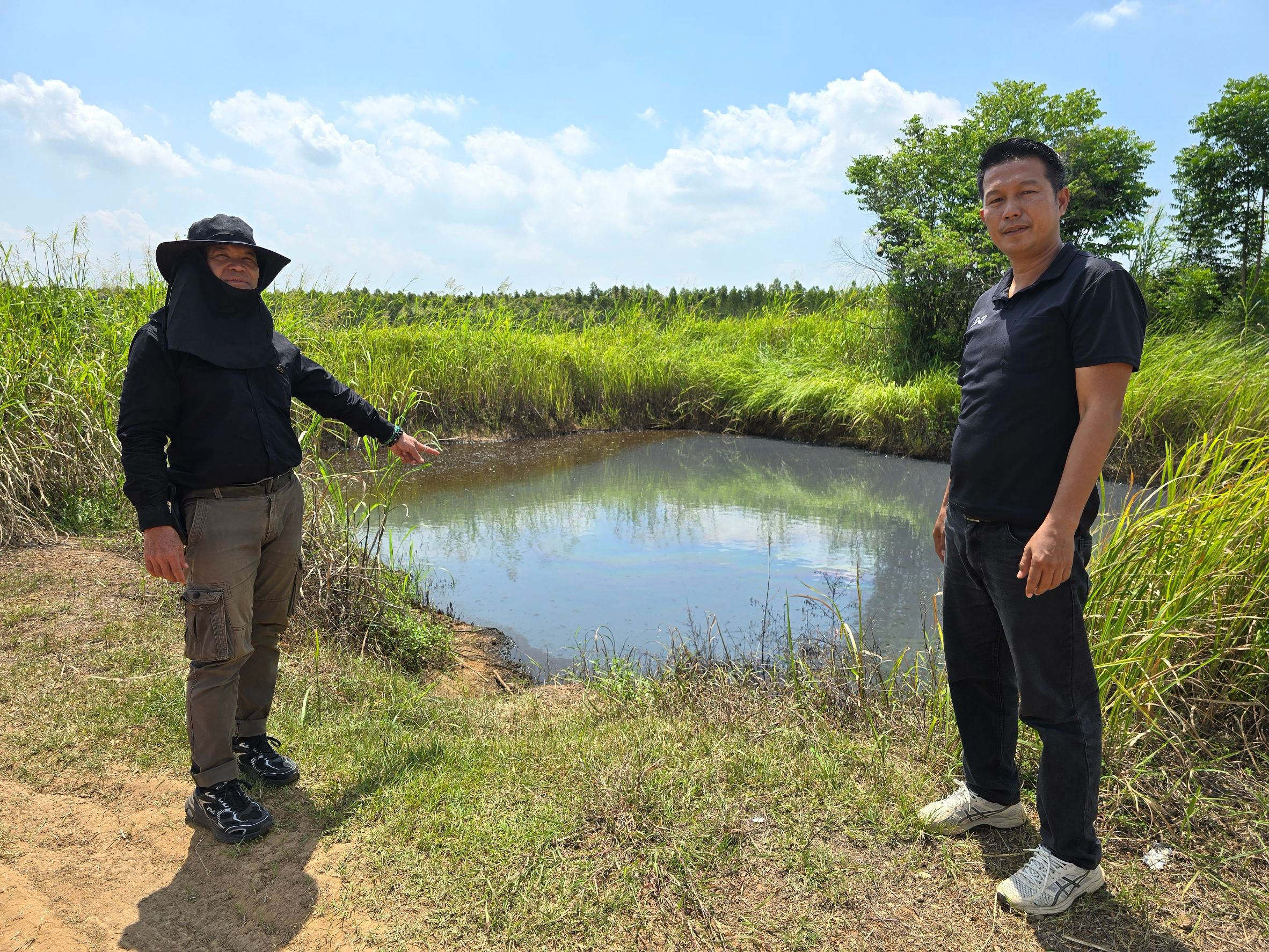 title - วันที่ 24 กรกฎาคม 2569 นายวิทูล ประดิษฐบุญ ปฏิรูปที่ดินจังหวัดปราจีนบุรี มอบหมายให้ นายลิขิต ผันผ่อน ผู้อำนวยการกลุ่มกฎหมาย และเจ้าหน้าที่ ส.ป.ก.ปราจีนบุรี ลงพื้นที่ติดตามปัญหา การลักลอบขนขยะกากของเสียอุตสาหกรรม พื้นที่กบินทร์บุรี